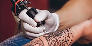 Arm-Tattoo wird gestochen