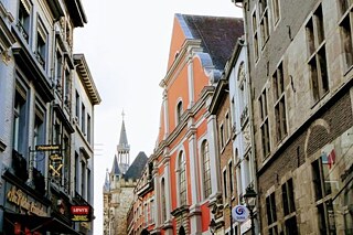 Gebäude in der Innenstadt mit verschiedenen Läden