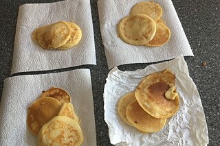 Mehrere Pfannkuchen auf einem Tisch