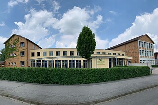 Schulgebäude von außen mit Fish Eye-Effekt aufgenommen