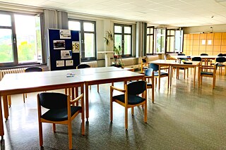 Leeres Klassenzimmer mit hochgestellten Stühlen