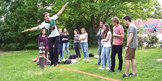 Die 15 Jugendlichen aus Südamerika beim Hochschulsport Slacklinen 