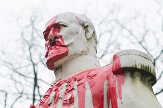 Mit roter Farbe beschmierte Büste.