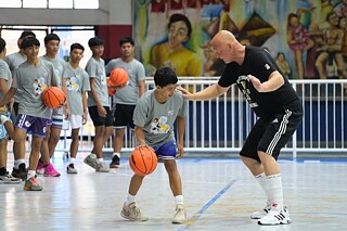 Schüler trainiert mit Basketball-Profi Sven Werhmeyer Basketball