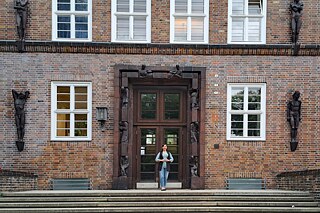 Zuhro Gulomowa auf der Treppe vor dem Georgius-Agricola-Gymnasium in Chemnitz