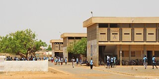 Gebäude des Lycée Valdiodio Ndiaye