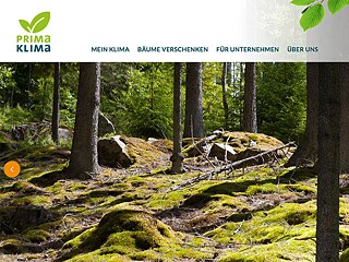 <b>Bäume pflanzen als Geschenk</b><br>Auf der Website von Primaklima e.V. können User ihren ökologischen Fußabdruck berechnen und einen empfohlenen Betrag an Klimaschutzprojekte spenden. Zudem bietet Primaklima die Möglichkeit, andere Menschen mit Bäumen zu beschenken. So kann schon für fünf Euro ein neuer Baum in Sachsen gepflanzt werden, drei Euro kostet die Neupflanzung in Nicaragua. Der Beschenkte erhält eine Urkunde mit dem Standort und der Anzahl der Bäume, die in seinem Namen wachsen und CO2 in Sauerstoff umwandeln.