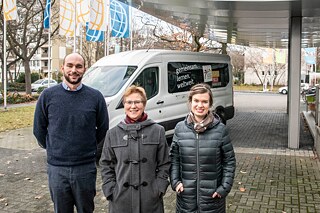 Das Team der PASCH-Alumni-Plattform vom DAAD heißt das PASCH-Mobil willkommen. 