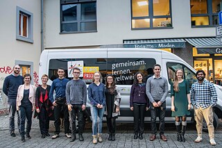 Das Team der PASCH-Alumni-Plattform vom DAAD heißt das PASCH-Mobil willkommen.