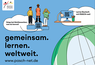 PASCH-net-Poster mit verschiedenen Grafiken (Weltkugel, Personen, Schulgebäude) an einer Pinnwand in einem Klassenzimmer